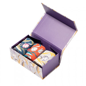 Three pairs of super soft Bamboo Socks in a fabulous gift box. Miss Sparrow - Tulips – fits shoe size 4-7 54% Bamboo 22% Cotton 16% Polyester 6% Nylon 2% Elastane