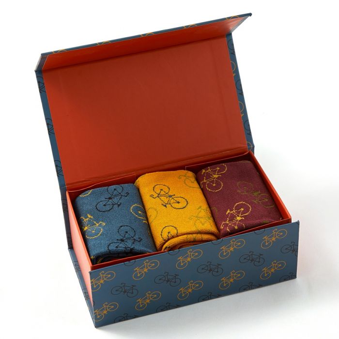 Three pairs of super soft Bamboo Socks in a fabulous gift box. Mr Heron - Little Bikes – fits shoe size 8-11 54% Bamboo 22% Cotton 16% Polyester 6% Nylon 2% Elastan